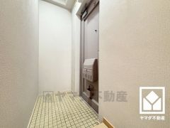 白を基調とした明るい玄関で、毎日を爽やかにスタート。広々とした開放感と清潔感あふれる空間が、訪れる人々を温かく迎えます。