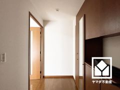 玄関にはたっぷりの収納スペースを完備。家族の靴もしっかり収納できるので、玄関がいつも片付き、気持ちよくお客様を迎えられます。お出かけの前のチェックにも便利な鏡付きです。