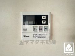 ボタン1つで自動でお湯張りができるオートバス機能付き。追い炊き機能もございますので、いつでも温かいお風呂に入ることができます。（リフォーム前の写真です）