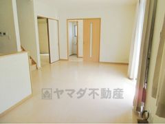 広々16帖のLDKが魅力。家族全員がリラックスできる、ゆったりとした快適リビングで温かい団らんの時間を。