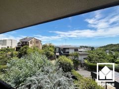 前面に視界を遮る高い建物がなく、開放的な景色が広がります。
