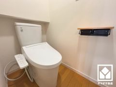 明るく清潔感溢れるトイレです。温水洗浄便座付きで、季節を問わずいつでも温かい便座をお使いいただけます。