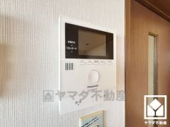 突然の来訪時でも安心なモニター付きインターホンを完備。お留守番中のお子様でも簡単に来訪者の確認ができます。