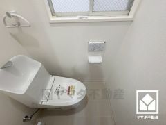 明るく清潔感溢れるトイレです。温水洗浄便座付きで、季節を問わずいつでも温かい便座をお使いいただけます。
