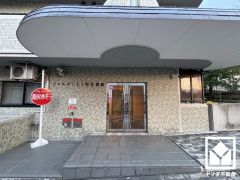 広々とした明るいエントランス。綺麗に整備されており、帰宅時や来客時にも気持ちの良い空間です。