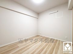 約5.2帖の洋室です。お子様のお部屋などにも丁度良い広さです。