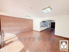 開放的で落ち着いたロビーが、心を癒すひとときを演出。くつろぎと気品が共存する、快適な住まい。