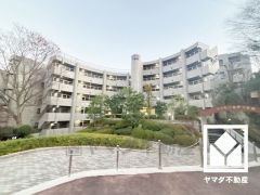 キッチンはカウンター付きの対面式。配膳や片付けがしやすく、お料理中でもお子様の様子が分かって安心です。