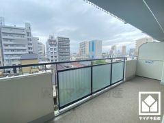 南東向きバルコニーで陽当たり、風通し良好。広々としているため、お洗濯物をたっぷりと干す事ができます。