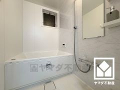 1日の疲れを癒す浴室でゆったりリフレッシュ。小窓が付いているので明るく、こもりがちな湿気もすぐ取り除くことができます。