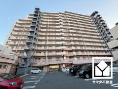 屋内バイク置き場も完備しており、雨や風、直射日光からお乗り物を守ることができます。（月額500円、50cc以下区画300円）