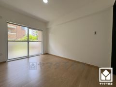 約7.7帖の洋室です。お子様のお部屋などにも丁度良い広さです。