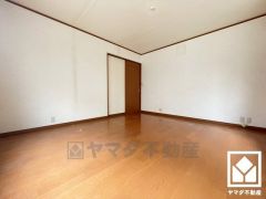 約8.5帖の1階洋室です。フローリングのお部屋でお掃除ラクラクです。（リフォーム前の写真です）