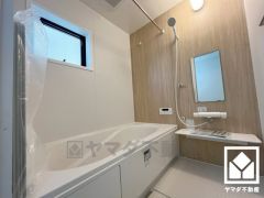 ゆったり足が伸ばせるので、毎日の疲れを癒やすバスタイムを実現。小窓が付いているので明るく、こもりがちな湿気もすぐ取り除くことができます。