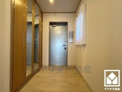 玄関にはたっぷりの収納スペースを完備。家族の靴もしっかり収納できるので、玄関がいつも片付き、気持ちよくお客様を迎えられます。お出かけの前のチェックにも便利な鏡付きです。