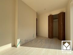 約5.28帖の1階洋室です。全居室にクローゼットがございますので、お部屋の広さを最大限に活用できます。