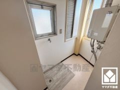 室内洗濯機置場が2か所ございますので、天候に左右されずたっぷりと洗濯していただけます。