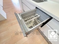 毎日の家事の負担を軽減でき、水道代の節約にもなる食器洗乾燥機付き。