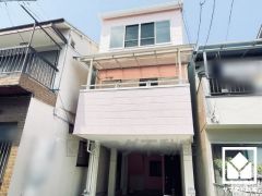 2階バルコニーは南向きで陽当たり、風通し良好。屋根付きなので急な雨の日も安心ですね。3階北側にもバルコニーがございます。