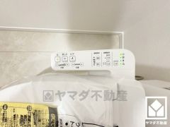 温水洗浄便座付きで、季節を問わずいつでも温かい便座をお使いいただけます。