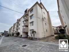 白を基調とした清潔感のある外観。帰るたびに安心感を感じられる佇まい。