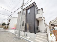 フラットタイプのカウンターキッチンなので配膳や片付けがしやすく、お料理中でもお子様の様子が分かって安心です。災害時の非常食や食料品のストックなども保存できる床下収納付き。