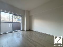 大きな窓からは明るい光が降り注ぎます。柔らかな光が差し込むお部屋で、快適で落ち着いた生活をお送りいただけます。