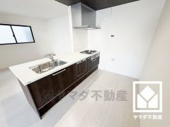 キッチンには床下収納がございます。災害時の非常食や食料品のストックなどを保存できます。