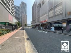 ショッピングモールの立ち並ぶ「アミング潮江」地区内にあり、徒歩5分圏内に買い物施設が複数揃う、生活便利な環境です。