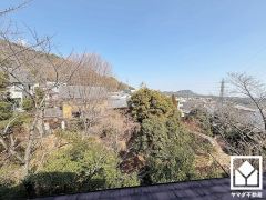 緑に囲まれた住宅地なので、四季折々の自然を感じながらお過ごしいただけます。