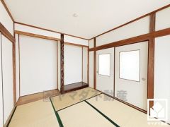 約6帖の2階和室です。2階にも仏間と板間がございます。重量のある家具やハンガーラックなども設置可能です。