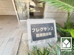 キッチンは空間を有効活用できる壁付けタイプ。