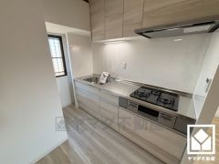 キッチンは空間を有効活用できる壁付けタイプ。毎日の料理がもっとスムーズになる、便利な3口コンロ付き。