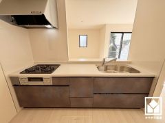 カウンターキッチンなので配膳や片付けがしやすく、お料理中でもお子様の様子が分かって安心です。キッチン横には窓がございますので、昼間は手元が明るく、お料理がはかどります。