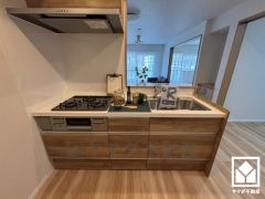 カウンターキッチンなので配膳や片付けがしやすく、お料理中でもお子様の様子が分かって安心です。毎日の料理がもっとスムーズになる、便利な3口コンロ付き。