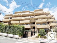 陽光に映える美しい外観。街並みに馴染みながらも、ひときわ目を引く存在感。