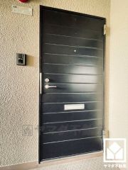 シンプルで洗練された玄関デザイン。帰るたびにホッとできる、心地よい住まいの入り口。