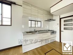 キッチンは空間を有効活用できる壁付けタイプ。窓がございますので、昼間は手元が明るく、お料理がはかどります。