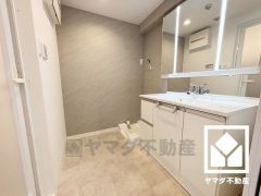 小さなお子様のお風呂上りもこのスペースがあればゆったりとして頂けます。室内洗濯機置場がございますので、天候に左右されず洗濯していただけます。