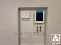 突然の来訪時でも安心なモニター付きインターホンを完備。お留守番中のお子様でも簡単に来訪者の確認ができます。