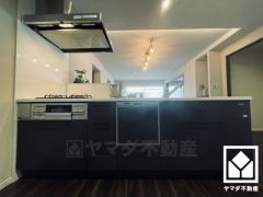 フラットタイプのカウンターキッチンなので配膳や片付けがしやすく、お料理中でもお子様の様子が分かって安心です。毎日の家事の負担を軽減でき、水道代の節約にもなる食器洗乾燥機付き。