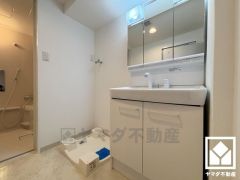 小さなお子様のお風呂上りもこのスペースがあればゆったりとして頂けます。室内洗濯機置場がございますので、天候に左右されず洗濯していただけます。