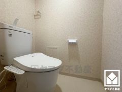 明るく清潔感溢れるトイレです。温水洗浄便座付きで、季節を問わずいつでも温かい便座をお使いいただけます。
