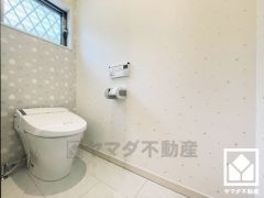 明るく清潔感溢れるトイレです。1階と2階にあるので、朝の忙しい時間にも混雑せず快適です。