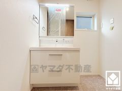 収納付きでスッキリお使い頂ける3面鏡の洗面台です。洗面ボウルが広めなので、忙しい朝でも身支度がしやすく時短になります。