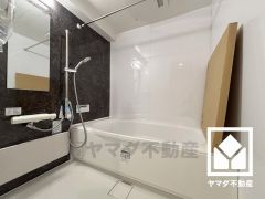 1日の疲れを癒す浴室でゆったりリフレッシュ。清潔感あふれる空間で、毎日のバスタイムをより快適に。