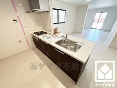 災害時の非常食や食料品のストックなども保存できる床下収納がございます。