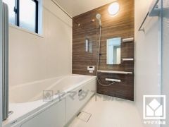 清潔感あふれる空間で、毎日のバスタイムをより快適に。追い炊き機能付きなので、いつでも温かいお風呂に入ることができます。ボタン1つで自動でお湯張りができるオートバス機能もございます。