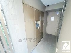 宅配ボックスも完備しています。留守でも安心、荷物の受け取りをスムーズに。