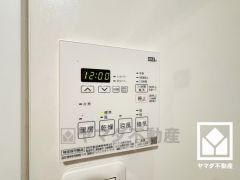 浴室暖房乾燥機付き。真冬の寒い浴室を暖かく、また雨の日の洗濯物の乾燥にと多用途に活躍する機能です。